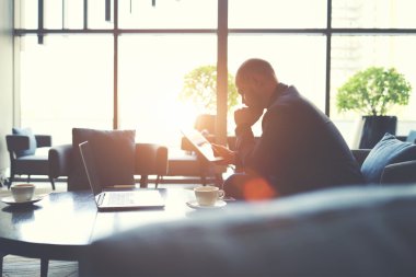 Dijital tablet ile ciddi adam bankacı