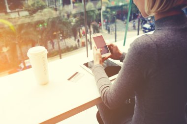 Cep telefonu kafede chat yapan kadın