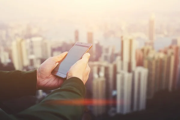 Manos masculinas sosteniendo el teléfono celular — Foto de Stock