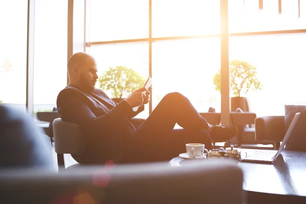 Homem empreendedor usando tablet digital — Fotografia de Stock