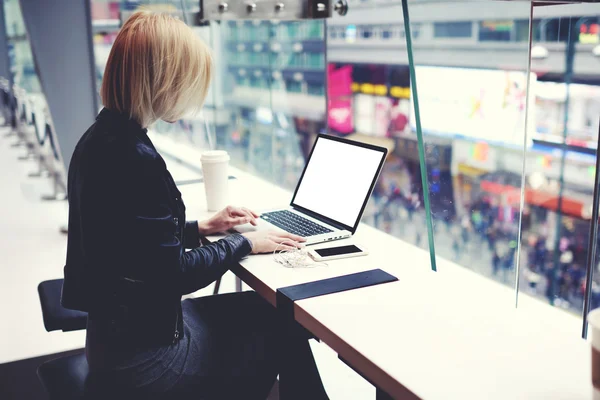 Kvinnliga framgångsrika affärskvinna med hjälp av laptop — Stockfoto