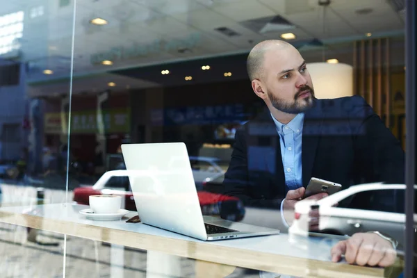 Empresário sentado no café com laptop — Fotografia de Stock