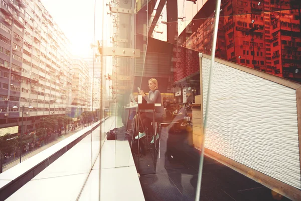 Woman chatting via cell telephone — Stock Photo, Image