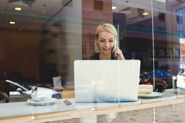 Smilende hipsterjente snakker i telefonen – stockfoto