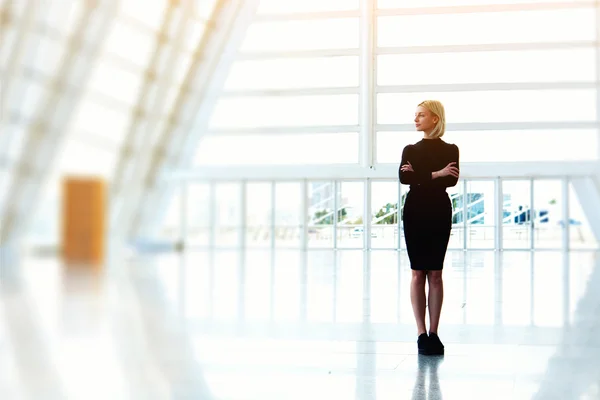 Selbstbewusste Geschäftsfrau steht in leerem Büro — Stockfoto