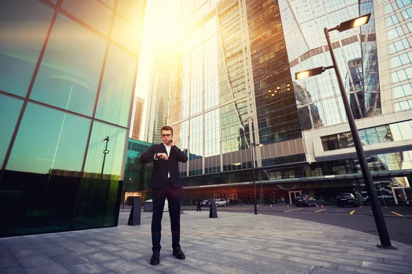 Businessman talking on mobile phone — Stock Photo, Image