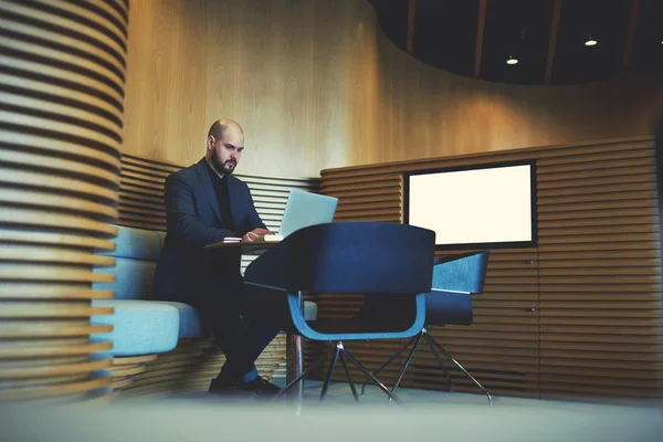 Serieuze zakenman werkt aan laptop — Stockfoto