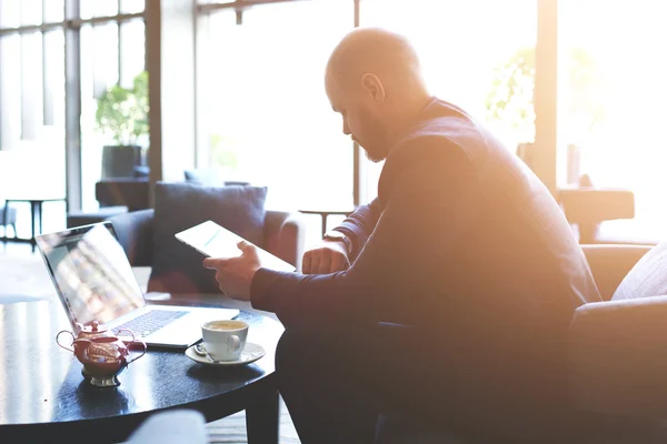 Man restaurant eigenaar met digitale Tablet — Stockfoto