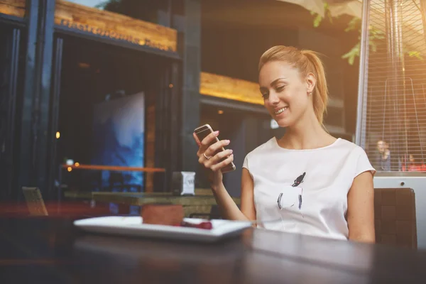 Chica leyendo noticias en el teléfono móvil — Foto de Stock