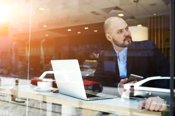 Man professionell mäklare med mobiltelefon — Stockfoto