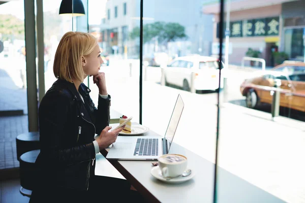 Hipster girl with mobile phone — Stock Photo, Image