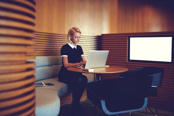 Young confident businesswoman — Stock Photo, Image