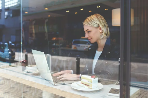 Jonge vrouwelijke student met laptop — Stockfoto