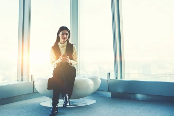 Mujer gerente utilizando el teléfono inteligente — Foto de Stock