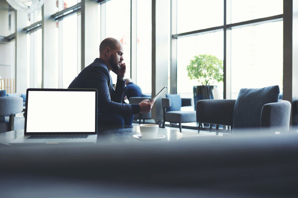 Мужчина-предприниматель смотрит на тачпад
