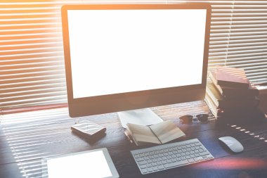 Office masaüstü pc bilgisayar ile ve dijital tablet ile boş kopya alanı perde promosyon içeriğiniz için alay et