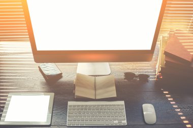 Ev masaüstü pc bilgisayar ile alay et ve promosyon içeriğiniz için dokunmatik yüzey ile boş kopya alanı perde
