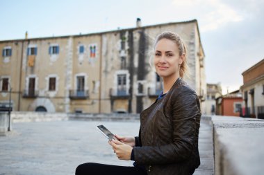 Roma'da hafta sonu dokunmatik ped kullanan Kafkas kadın