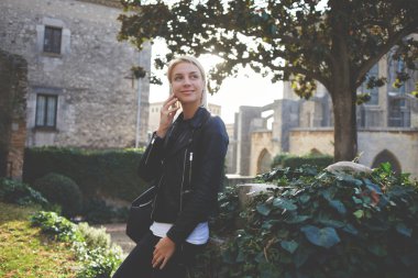 İyi bir ruh hali Içinde Hipster kız boş zamanlarında cep telefonu ile telefon ediyor