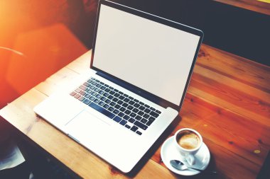Taşınabilir net-kitap ve kahve Cafe bar iç tabloda yalan