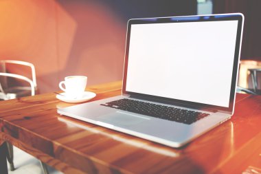 Çağdaş kafe iç tablo yalan taşınabilir net-kitap ve fincan içmek