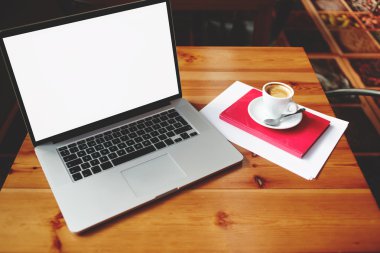 Açık dizüstü bilgisayar ile boş kopya alanı perde bilgi içeriği veya kısa mesaj için