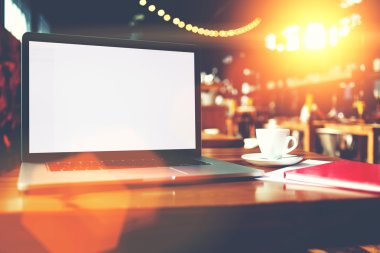 Açık dizüstü bilgisayar ile boş kopya alanı perde bilgi içeriği veya kısa mesaj için