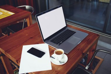 Metin mesajınız veya reklam içeriğiniz için kopya alanı ekranıyla taşınabilir ağ kitabı ve cep telefonunu açın 