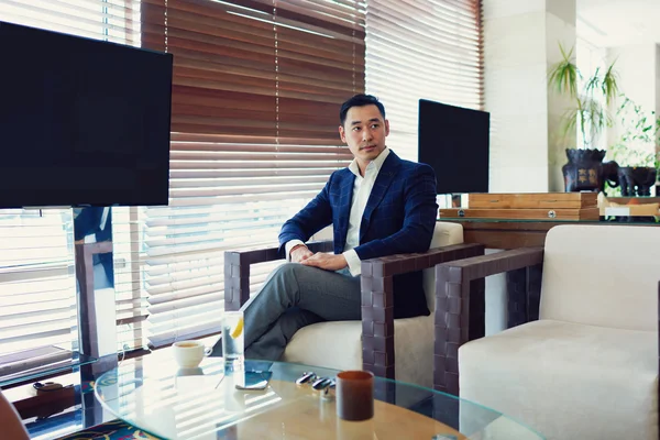 Jovem CEO masculino está sentado perto de telas com espaço de cópia para o seu conteúdo — Fotografia de Stock
