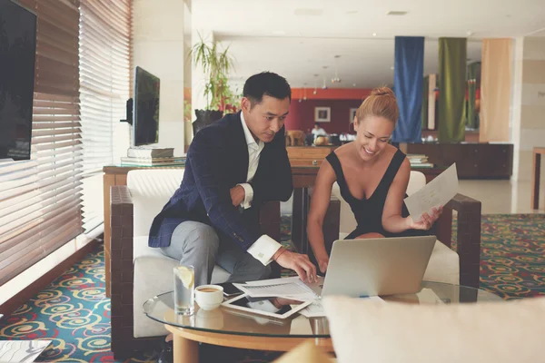 Two skilled lawyers are working on laptop computer during meeting in informal atmosphere — Stock Photo, Image