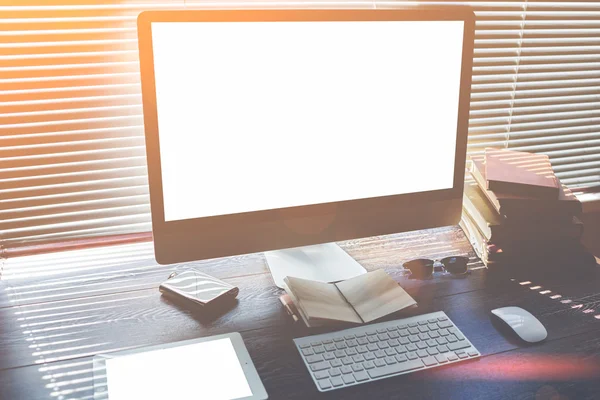Χλευάσουμε επάνω του υπολογιστή του γραφείου με υπολογιστή pc και ψηφιακή tablet με οθόνη χώρο κενό αντίγραφο για το προωθητικό περιεχόμενό σας — Φωτογραφία Αρχείου