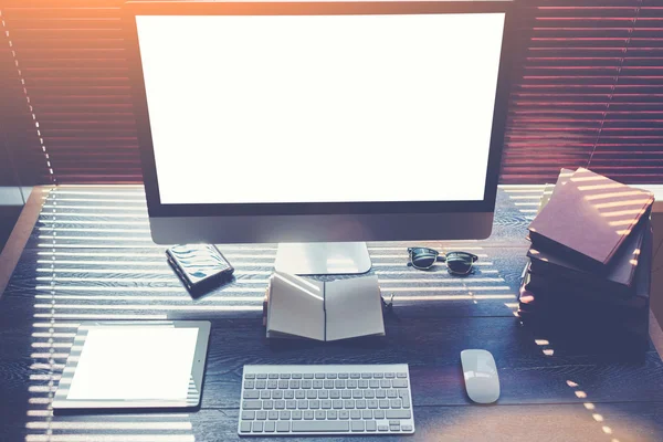 Mock up de desktop em casa com computador pc e tablet digital com tela de espaço em branco cópia para o seu conteúdo promocional — Fotografia de Stock