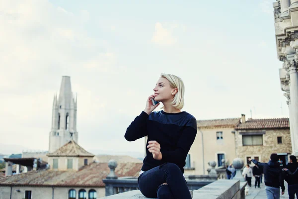 Woman traveler phoning with smart phone outdoors — Stockfoto