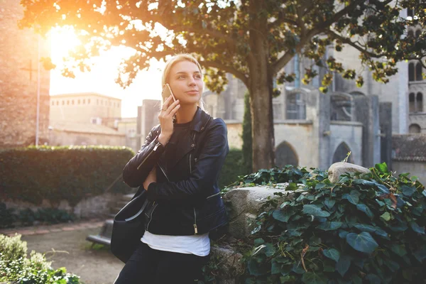 Aantrekkelijke hipster meisje is te praten op mobiele telefoon met haar vriend tijdens recreatie tijd — Stockfoto