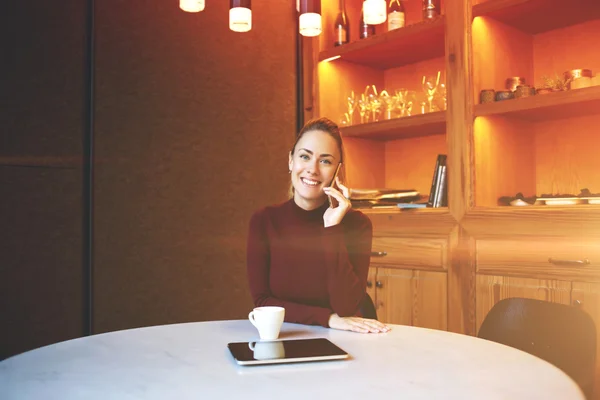 ,オフィスのインテリアで仕事の休憩中に携帯電話で話す現代のビジネスウーマン — ストック写真