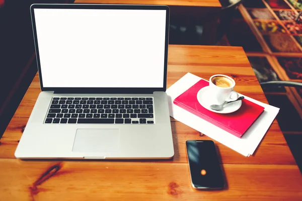 Libreta portátil y teléfono inteligente con pantalla de espacio de copia en blanco para su mensaje de texto o contenido promocional — Foto de Stock