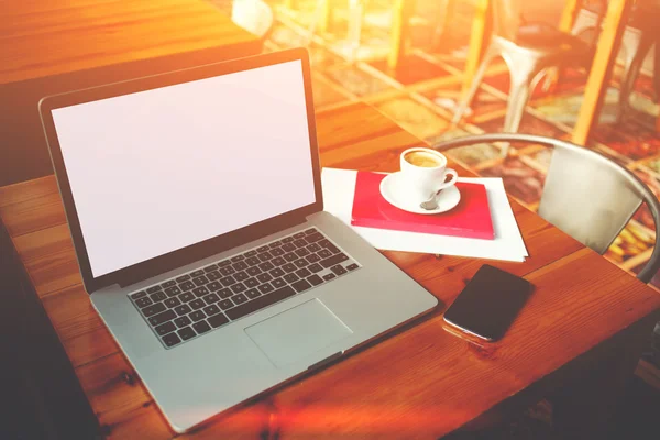 Opengeklapte laptopcomputer en mobiele telefoon met het scherm van de ruimte van de lege kopie voor uw informatie inhoud of een inkomend tekstbericht — Stockfoto