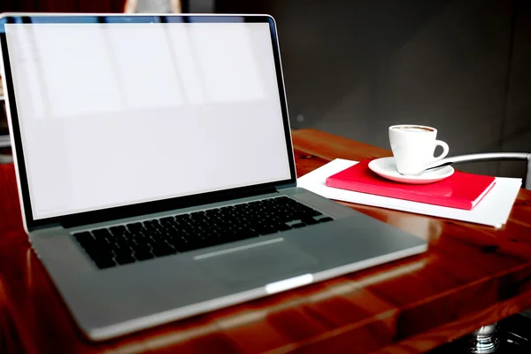 Tragbarer Laptop-Computer mit Kopierfläche für Textnachrichten oder Werbeinhalte — Stockfoto