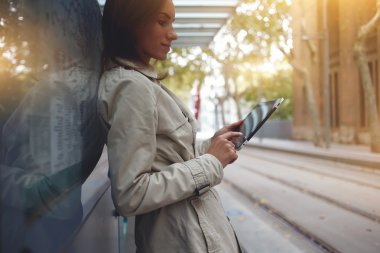  Güzel kız öğrenci bilgi taşınabilir dijital tablet ile internet arıyor