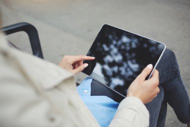En iyi kadın eli görünümünü dijital tablet ile kopya alanı perde tutuyor