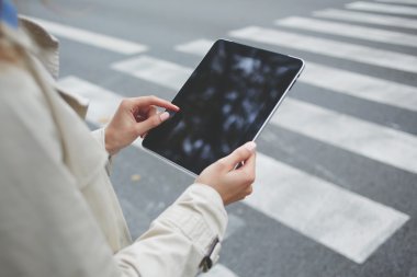  Kadın yakından boş kopya alanı ekran ile dokunmatik yüzey üzerinde e-postayı denetleme