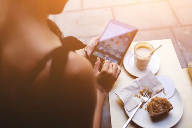 Freelancer internet tarama için dokunmatik yüzey üzerinden kahve dükkanı kablosuz bağlanıyor