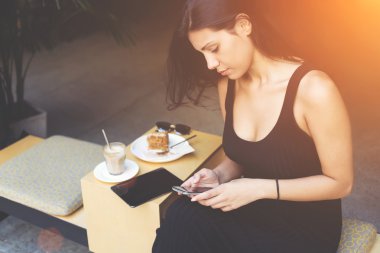 Kadın ağda çalışma tatilinde öğle yemeği sırasında cep telefonu kullanarak bilgi arıyor