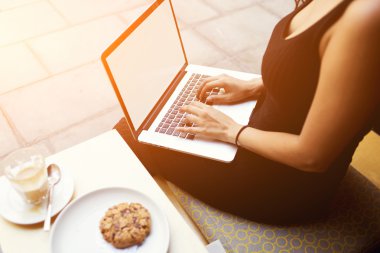 Coffe mağazasında çalışırken dizüstü bilgisayarda Kadın serbest klavye metin mesajı