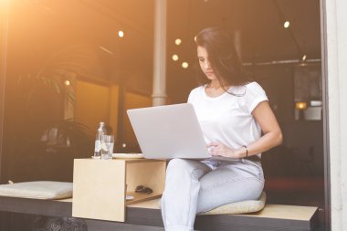 Charming latin kadın dizüstü bilgisayarda internet tarama için kablosuz bağlanıyor