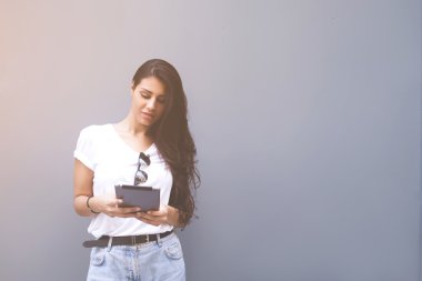 Kentsel ortamda dokunmatik yüzey kullanan kadın