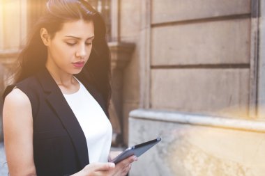 Modern kadın kentsel ortamda gezinme sırasında navigasyon için dijital tablet bilgisayar kullanarak