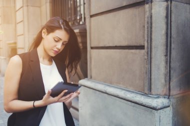 Güzel kadın ağ bilgi arama süre onun dijital tablet kullanarak 