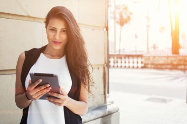 Kız öğrenci dersler kampüste sonra haber dijital tablet bilgisayarda okuma