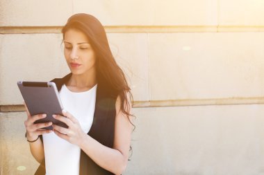 Dokunmatik yüzey hakkında turistik bilgi okuma erkek